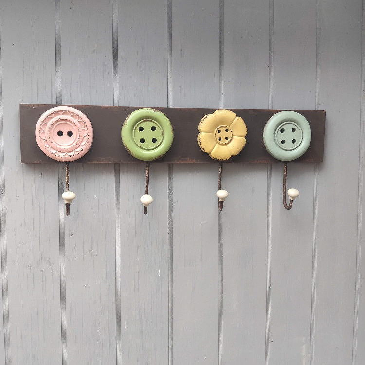 Klädhängare är stor och mycket användbar med sina 4 krokar