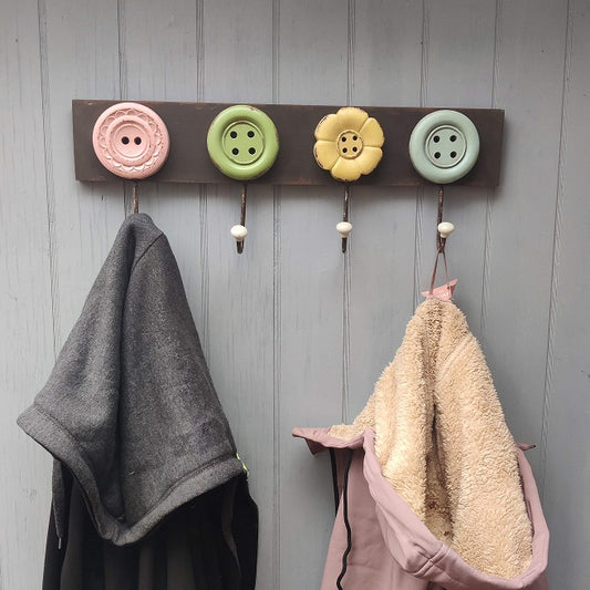 Klädhängare är stor och mycket användbar med sina 4 krokar