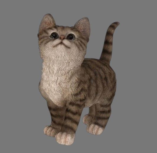 Smuk gråstribet kat med hvidt bryst, kattefigur i polyresin