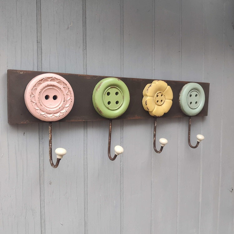 Klädhängare är stor och mycket användbar med sina 4 krokar