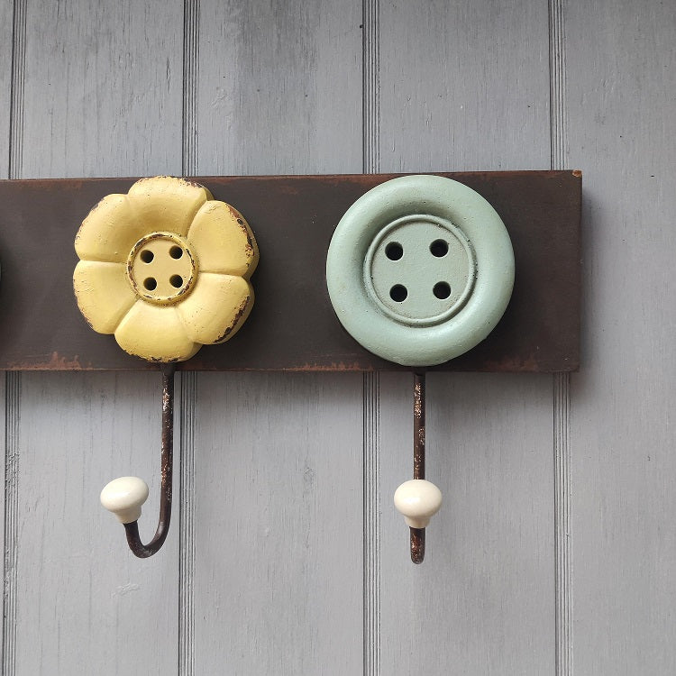 Klädhängare är stor och mycket användbar med sina 4 krokar