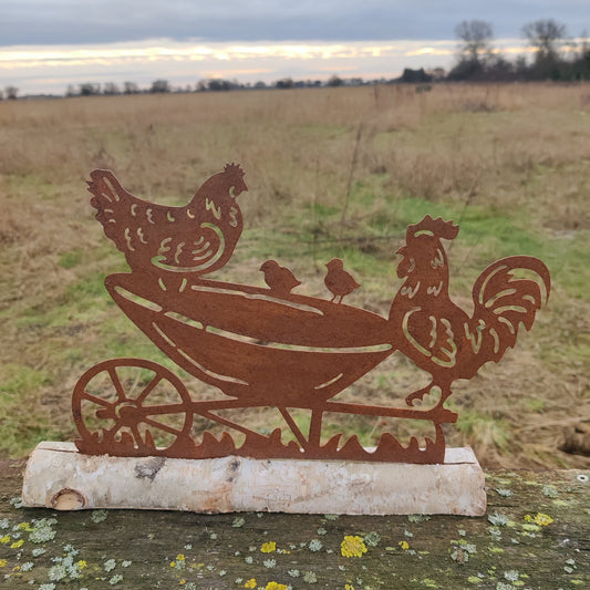 Rostfigur med kycklingfamilj 
